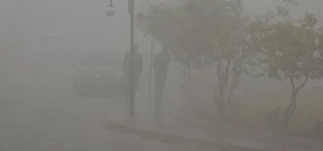 Mardin’de toz bulutu gündüzü geceye çevirdi