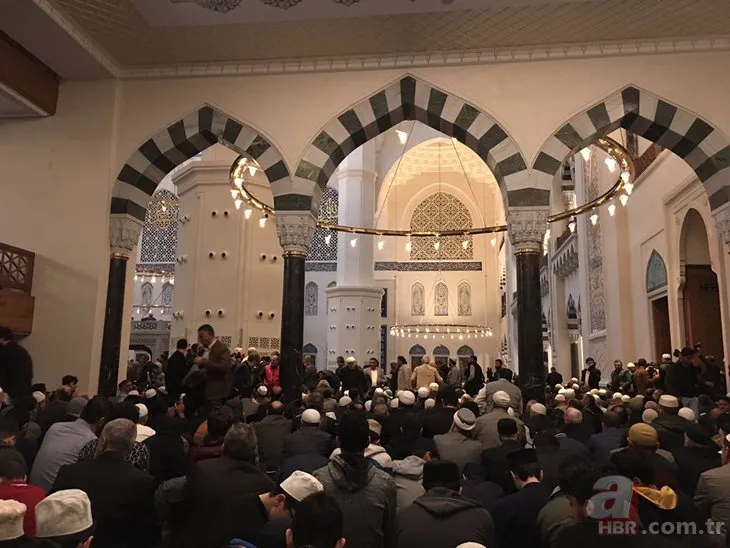 Büyük Çamlıca Camii'nde tarihi kalabalık!