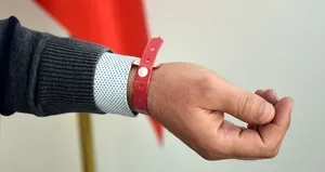 Hastalar elektronik bileklikle takip edilecek!