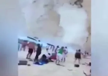 Yunanistan'da plaj çöktü!