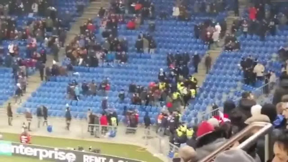 UEFA Avrupa Ligi Basel-Trabzonspor maçında provokasyon: Paçavralara el konuldu