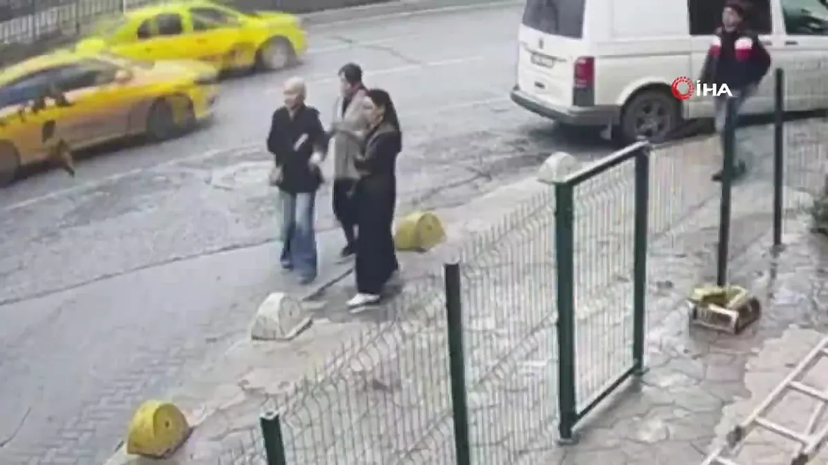 Beyoğlu'nda Türkmenistan'lı kadın turiste kapkaç kamerada