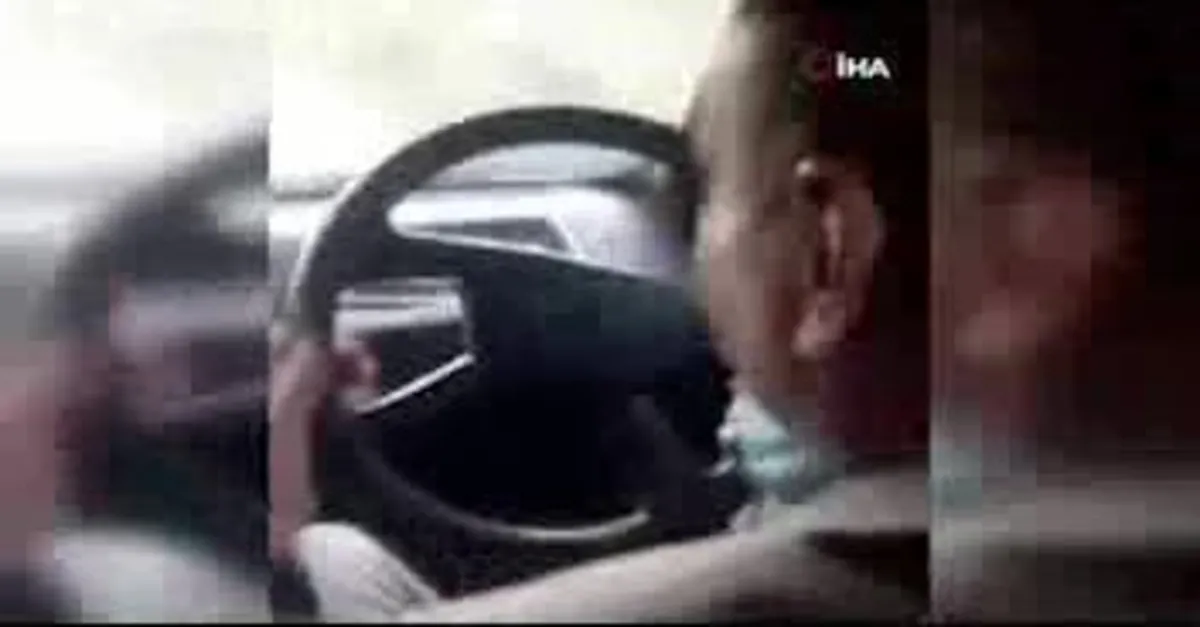 Sosyal medyada olay yaratan görüntü! Arabanın direksiyonunu çıkartıp...