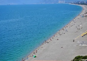 Antalya'da termometreler 28 dereceyi gösterdi vatandaş soluğu sahilde aldı