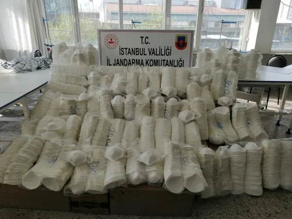 İstanbul'da dev operasyon! Piyasa değeri 1 milyon lira olan yüz binlerce maske ele geçirildi - 1