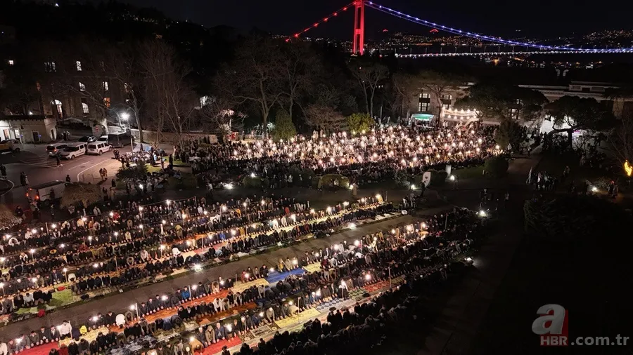 Boğaziçi Üniversitesi'nde iftar programı! Binlerce öğrenci yan yana saf tutup namaz kıldı 4