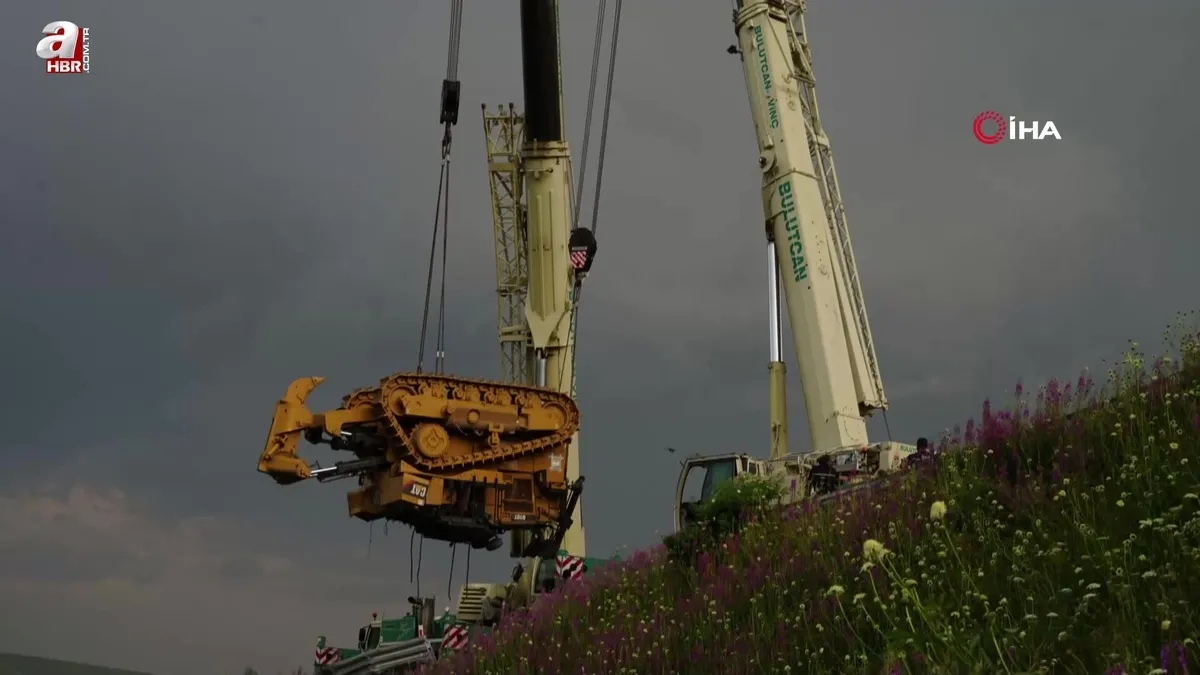 Uçuruma yuvarlanan TIR dorsesi ve dozer vinçle çıkartıldı