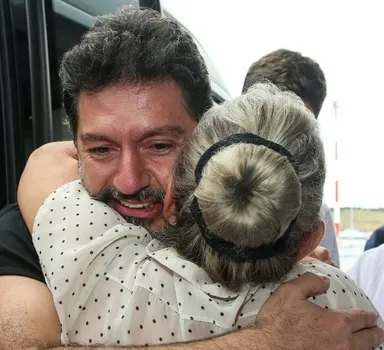 Hakan Atilla Türkiye'de! Ailesi ve Bakan Berat Albayrak karşıladı - 1