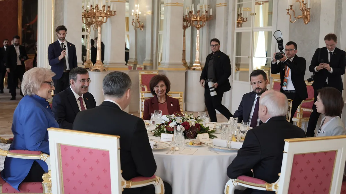 1792766867932.jpg Cevdet Yılmaz Macaristan'daki anma törenlerine katıldı! Dünya liderleriyle bir araya geldi - 2