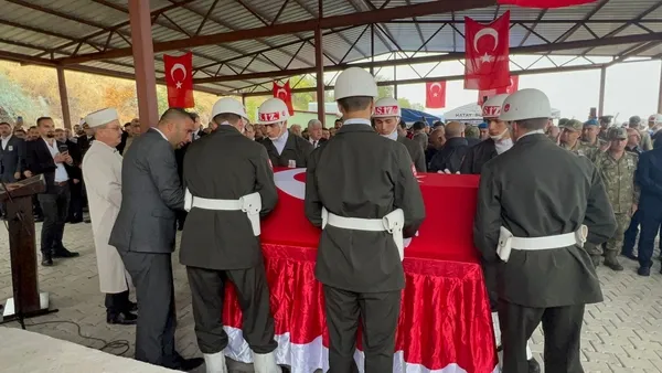 pence-kaplan-sehitlerine-veda-ismail-esmer-ve-mustafa-ozturk-icin-sirnakta-toren-yapildi-son-yolculuguna-ugurl-1667826817775.jpg Pençe-Kaplan şehitlerine veda! İsmail Esmer ve Mustafa Öztürk için Şırnak'ta tören yapıldı | Son yolculuğuna uğurlandı - 13