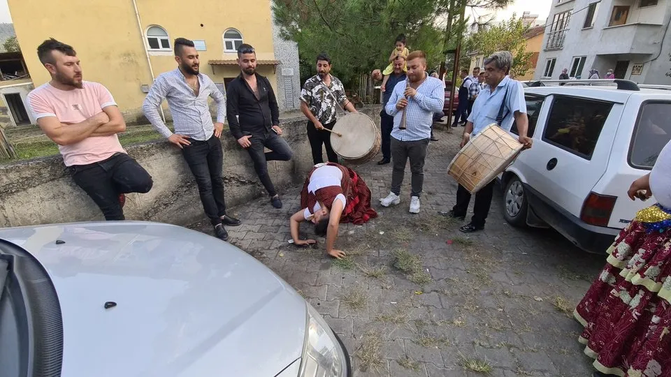 Karabük’te 2 köçek virüsü unuttu! Yere atılan parayı ağzıyla aldı