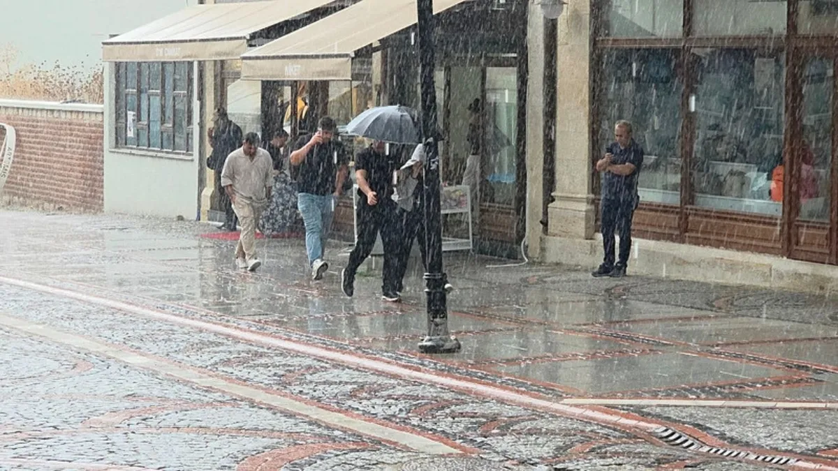 24-26-temmuz-hafta-sonu-hava-durumu-kuvvetli-firtina-dolu-1784874009190.jpg Batı Karadeniz’de kuvvetli sağanak nedeniyle sel, taşkın ve su baskını riski artarken özellikle daha önce afet yaşanan bölgelerde tedbirli olunması gerekiyor. (Foto: A Haber)