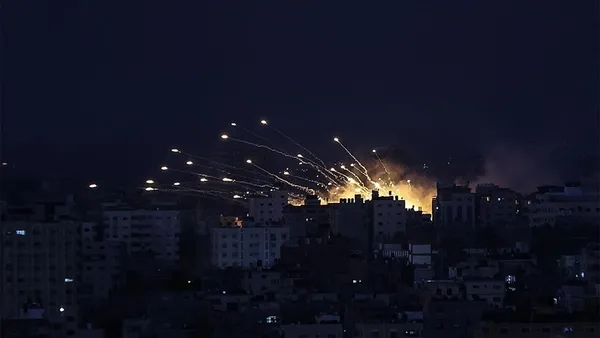 1700013672229.jpg Katil Netanyahu hedef şaşırtmaya çalışıyor! Kana doymayan işgalciden saldırılara ‘masumiyet’ kılıfı: Sivilleri zarardan uzak tutmak için her şeyi yapıyoruz - 1