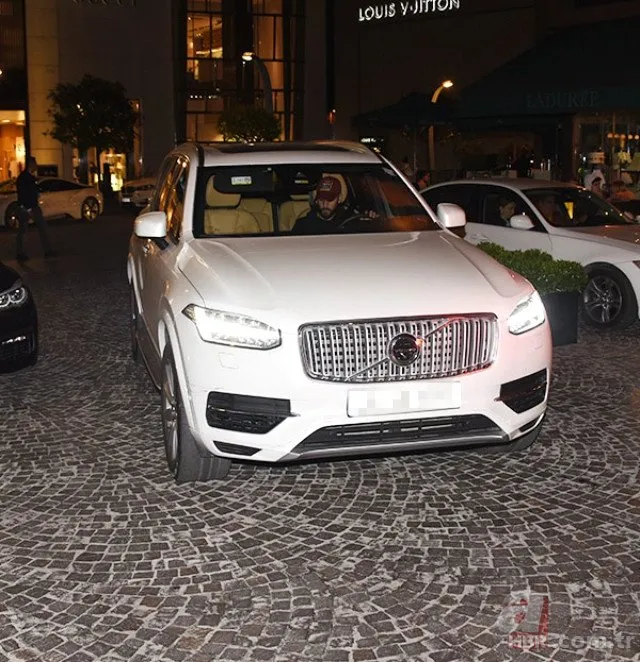 Hakan Çalhanoğlu’nun süper lüks otomobili I İşte futbolcuların arabaları