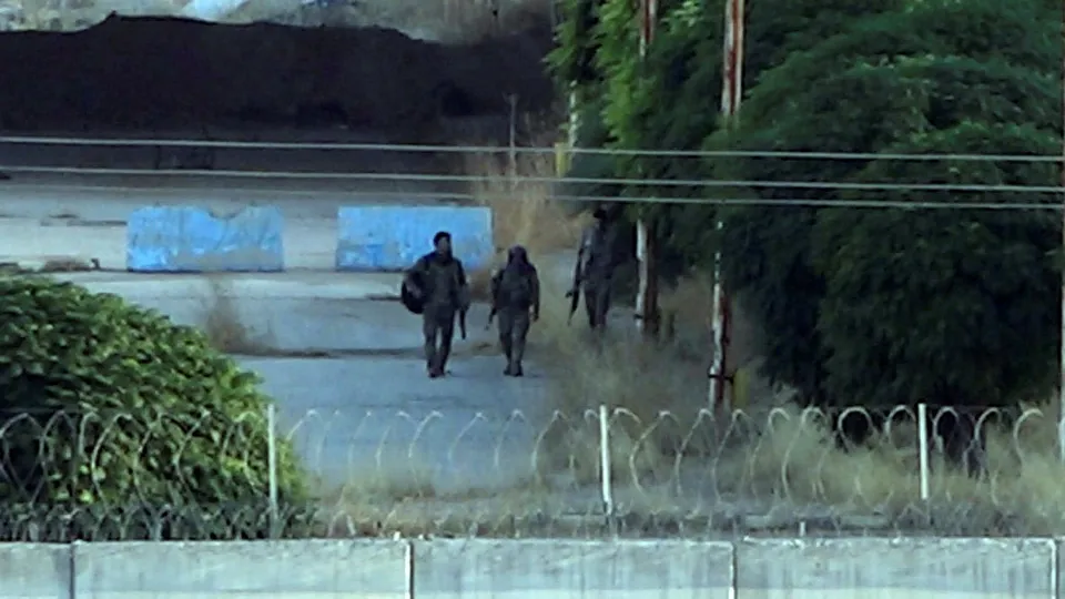 YPG’li teröristler sınırda görüntülendi