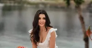 Hande Erçel’den ikiz bebek pozu! Hamile olan...