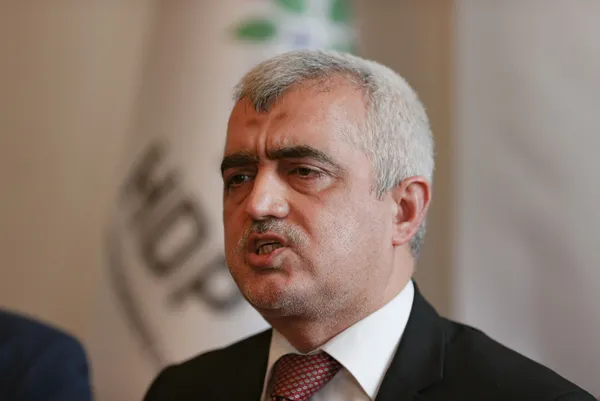 hdpli-omer-faruk-gergerlioglu-gozaltina-alindi-1616310760901.jpg HDP’li Ömer Faruk Gergerlioğlu serbest bırakıldı - 3