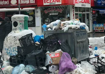 CHP'li Kadıköy Belediyesi işçileri grevde: Çöp dağları yükseliyor! Halkın kabusu oldu