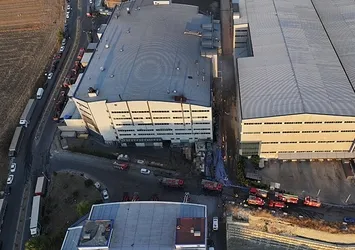 Arnavutköy‘de 6 katlı iş merkezinde çıkan yangın söndürüldü!