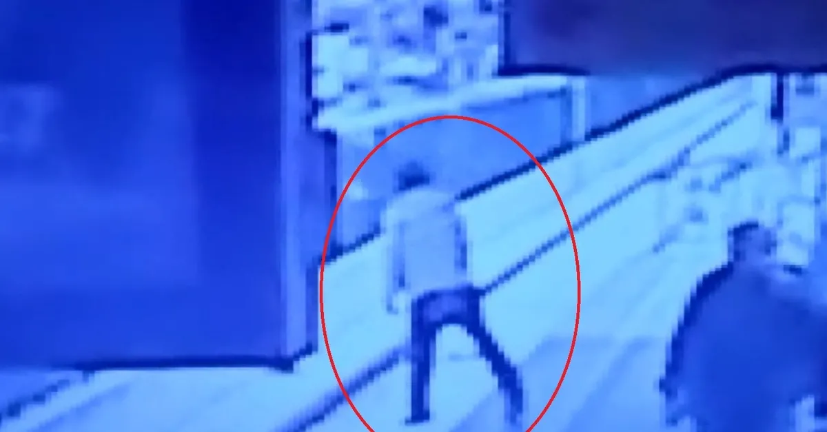 Korkunç görüntüler kamerada! Metro istasyonunda yürürken aniden bayılıp raylara düştü |Video