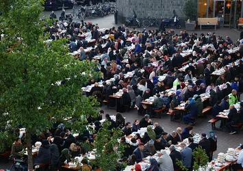 Hollanda'da "Cami Meydanı"nda sokak iftarı