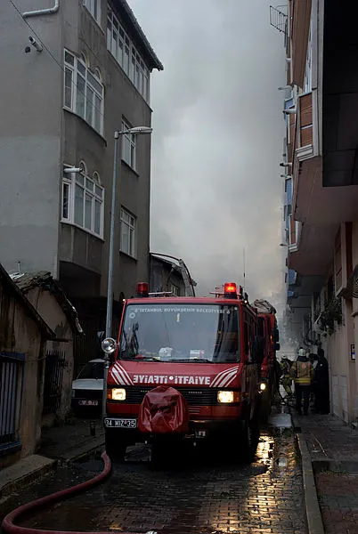 son-dakika-istanbul-sislide-gecekonduda-yangin-1675093942544.jpg Son dakika: İstanbul Şişli'de gecekonduda yangın - 3