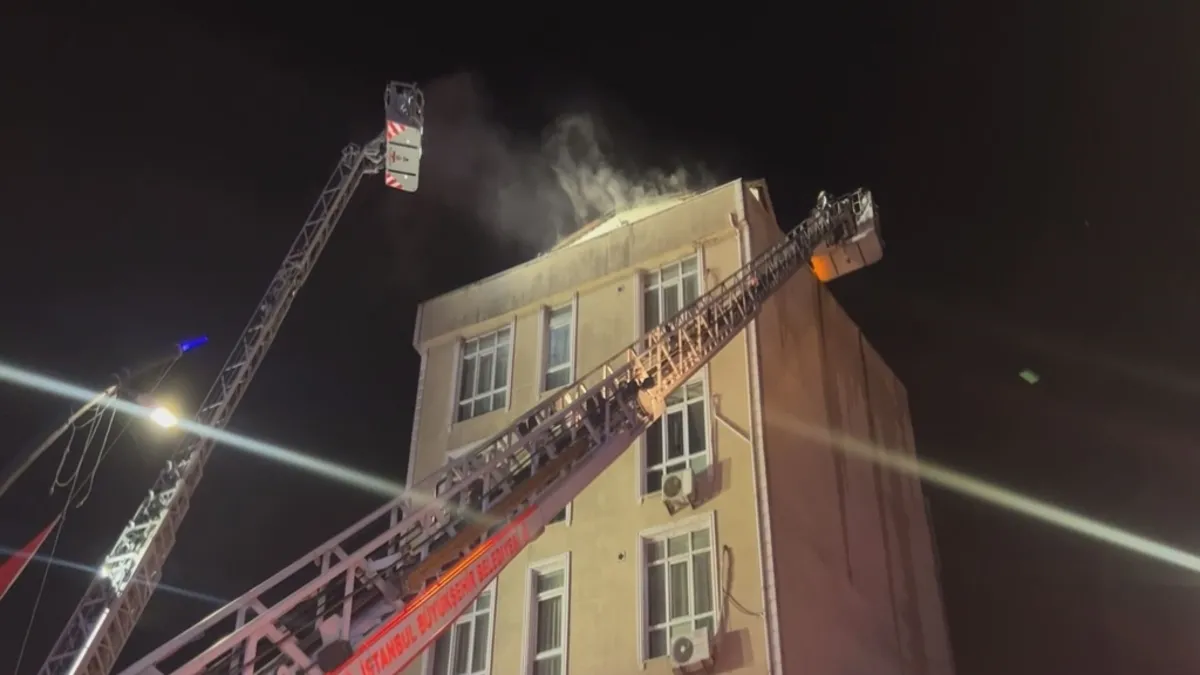 Küçükçekmece'de otelde yangın! 2 kişi dumandan etkilendi