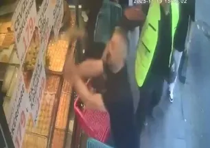 İş yerinin önündeki temizlik esnafı çileden çıkardı! Komşusuna çekiçle saldırdı