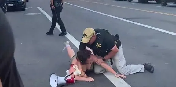 abdde-polis-siddeti-bitmiyor-kadini-sokak-ortasinda-darp-etti-1654769784203.jpg ABD’de polis şiddeti bitmiyor! Kadını sokak ortasında darp ettiler - 2