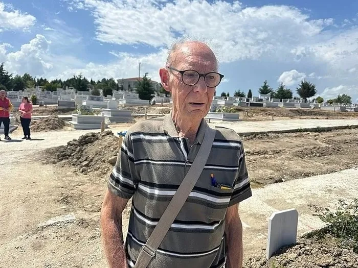 bahar-aksu-cinayetinde-kan-donduran-detay-katil-mirasin-pesindeymis-1746683368159.jpeg İngiliz asıllı babası da cenazeye katıldı (Sabah)