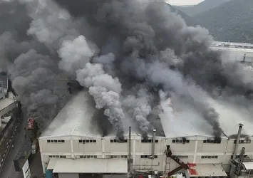 Bursa'da fabrika yangını! Alevler binayı sardı