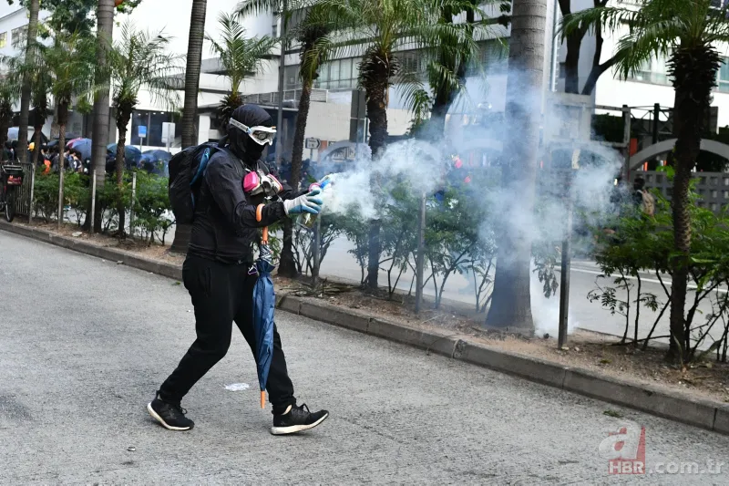 Hong Kong'da göstericiler haber ajansı ofisine saldırdı 1