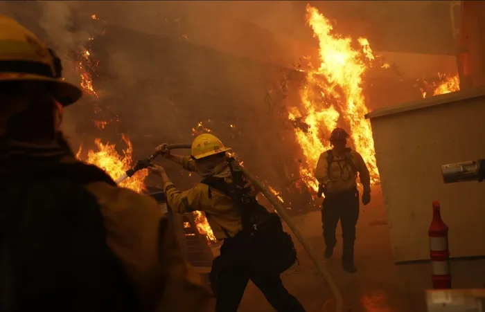 abdnin-california-eyaletinde-yangin-panigi-alevler-hollywoodu-sardi-30-bin-kisiye-tahliye-emri-1736315022166.jpg California'da yangın (AFP)