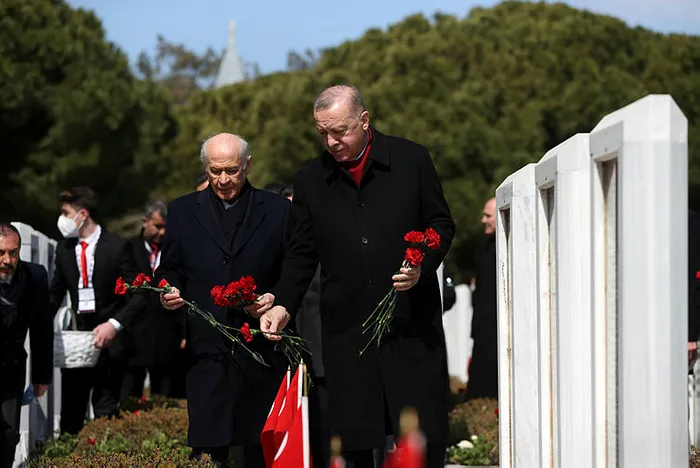 Son dakika: Çanakkale Deniz Zaferi'nin 107'nci yılı! Başkan Erdoğan'dan Şehitler Abidesi'ndeki törende önemli açıklamalar - 4