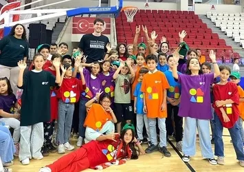 Geleceğin oyun kurucuları sahada! Hayat Yeniden Çocukları maç öncesi seremoniyle tüm dünya yetimlerine umut oldu