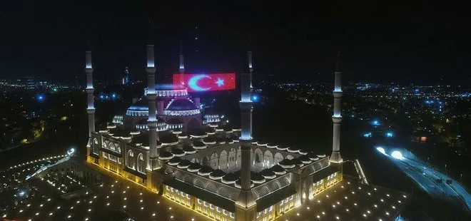 Çamlıca Camii’nde 15 Temmuz’a özel dev led Türk Bayrağı