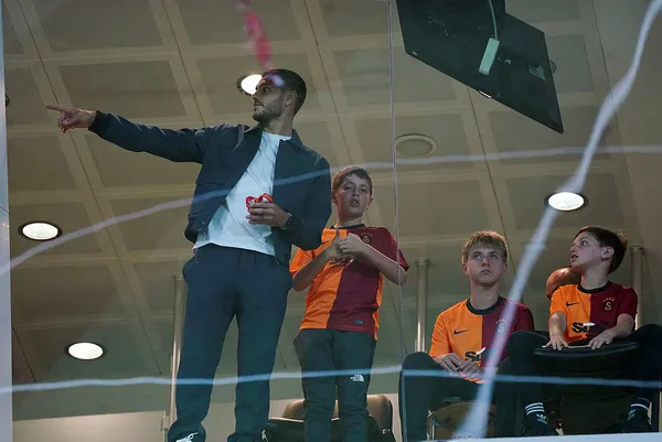 Galatasaray’ın yeni starları Mauro Icardi ve Juan Mata Kasımpaşa maçını tribünden takip etti! Heyecanlı tavırları dikkat çekti