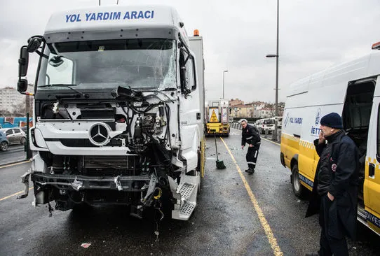 Metrobüs yolunda kaza: 3 yaralı - 1