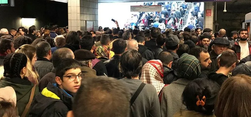 İstanbul'da metrodan sonra metrobüs seferleri de aksadı