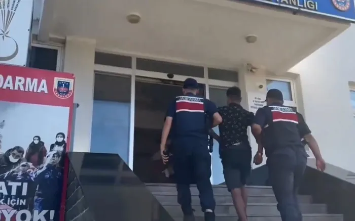 81-ilde-cember-20-operasyonu-4-bin-517-firari-yakalandi-1722920875655.jpeg 81 ilde Çember-20 operasyonu! Bakan Yerlikaya duyurdu: 4 bin 517 firari yakalandı - 1