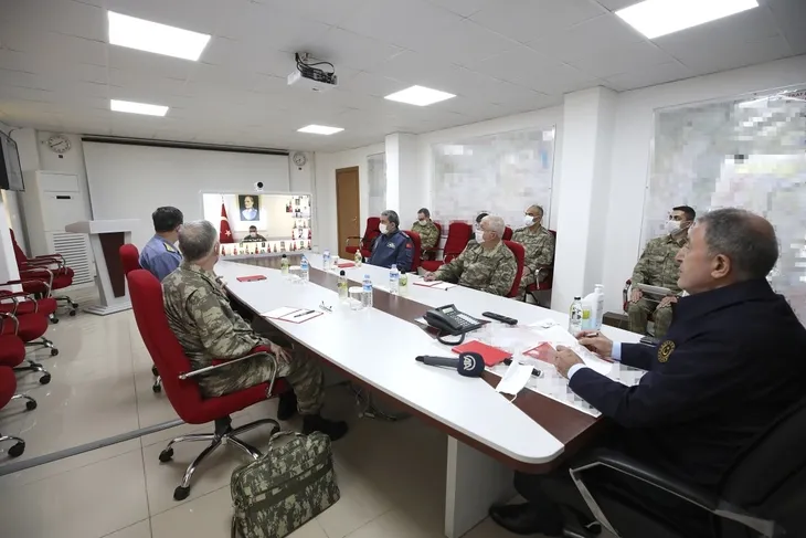 Milli Savunma Bakanı Hulusi Akar ve TSK'nın komuta kademesinden sınır hattında Ramazan Bayramı