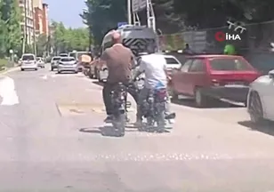 Bozulan motosikleti ayağıyla böyle itti