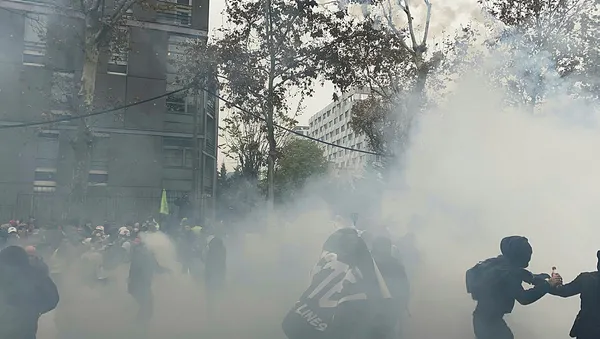1668885458903.jpg Sarı yelekliler yine sokaklarda! Paris sokaklarında çöp bidonlarını ateşe verdiler - 3