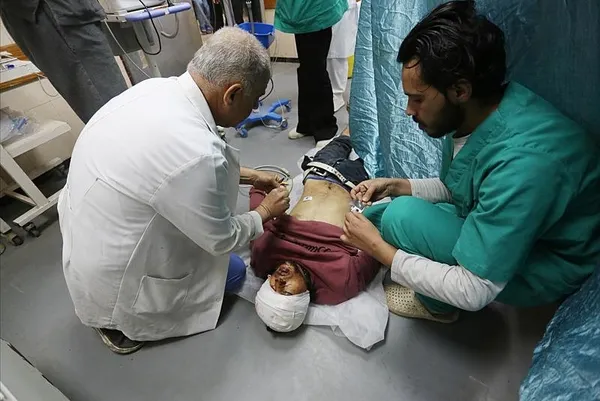 Soykırımcı İsrail’in sivil katliamı bitmiyor! Nasır Hastanesi’nin doğum servisine baskın