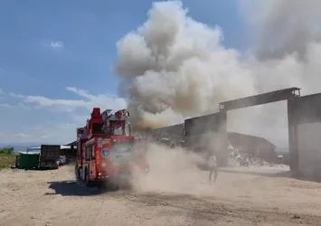 Bursa'da geri dönüşüm tesisinde korkutan yangın! Ekiplerin müdahalesi sürüyor