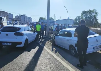 Makas atan kamyon kazaya yaptı: 2 yaralı