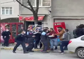 Seyyar satıcılar ile zabıta birbirine girdi! Sopalar havada uçuştu