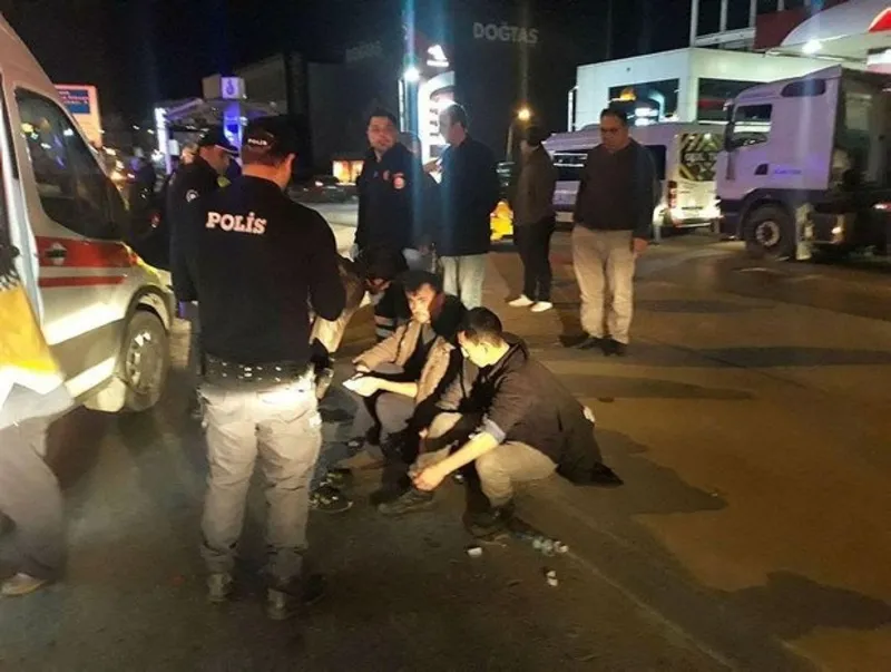Istanbul Da Can Pazari Otomobil Iett Otobusune Carpti