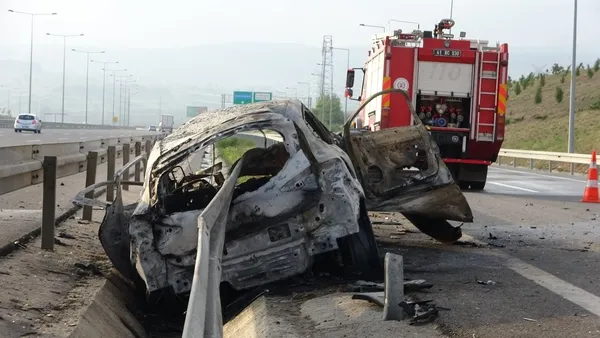 1693117082517.jpg Bariyerler önden girdi arkadan çıktı! Kuzey Marmara'da korkunç kaza: Yanarak can verdiler - 1