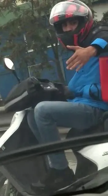 hem-kendinin-hem-de-baskalarinin-hayatini-riske-atti-motosiklette-bacak-bacak-sutune-yolculuk-kamerada-1636010570298.jpg Hem kendinin hem de başkalarının hayatını riske attı! Motosiklette bacak bacak sütüne yolculuk kamerada - 1